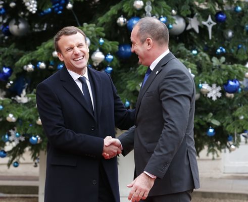 Френският президент Еманюел Макрон се радва на срещата си с българския си колега Румен Радев в Париж.  СНИМКИ: ПРЕЗИДЕНТСТВО