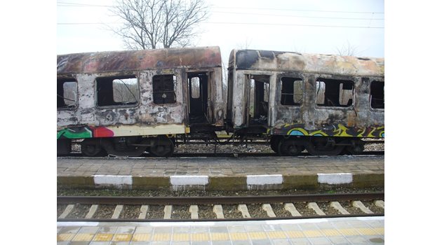Огънят тръгнал от третия вагон и се прехвърлил в четвъртия, и двата вагона са изгорели напълно.