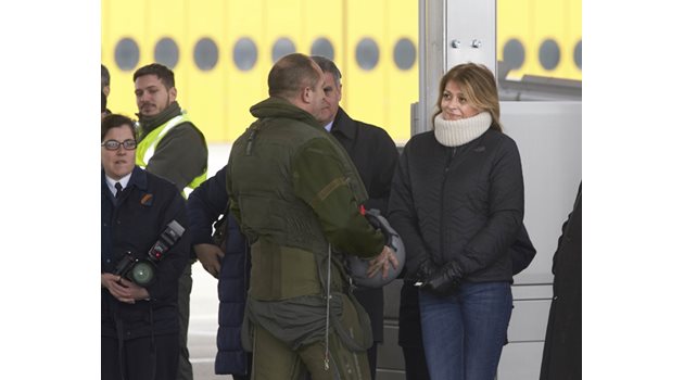 Десислава Радева разговаря със съпруга си в базата на френските военновъздушни сили в Сен Дизие, след като българският президент пилотира учебен изтребител “Рафал”. Това се случи в рамките на официалната визита на държавния глава във Франция в края на 2017 г. Радев се качи в самолета по лична покана на френския президент Еманюел Макрон.