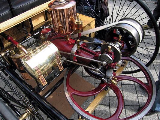 Прототип на двигател с вътрешно горене през 1886 година