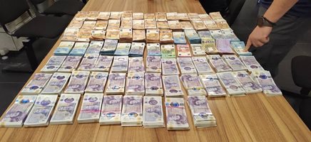 Недекларирана валута за над 1,3 милиона лева е открита при три случая на ГКПП "Кап. Андреево" /Видео/
