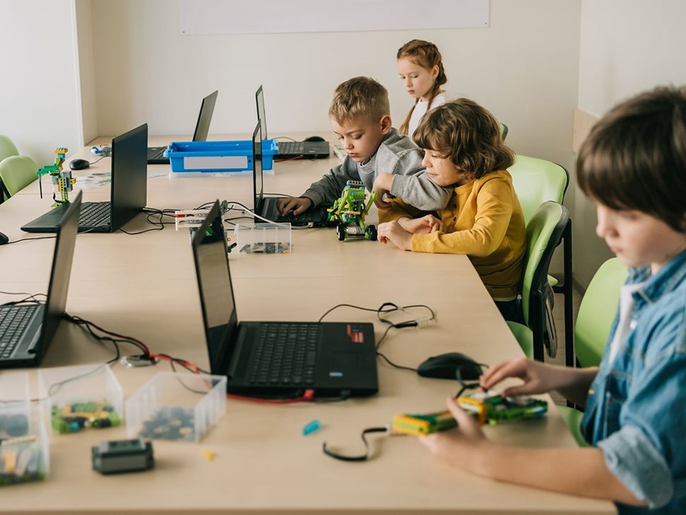„Клет България“ създаде уникални STEM уроци на онлайн платформа