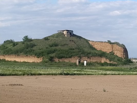 На 100-ина метра от горящото сметище е могилата Малтепе.