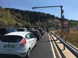 Интензивен е трафикът за товарни автомобили на някои от пунктовете по границата с Румъния