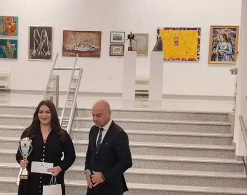 Виктория Радева беше наградена лично от кмета на Пловдив Костадин Димитров.