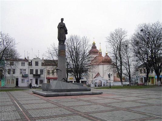 В центъра на Рогатин се издига паметник в цял ръст на Анастасия Лисовска.