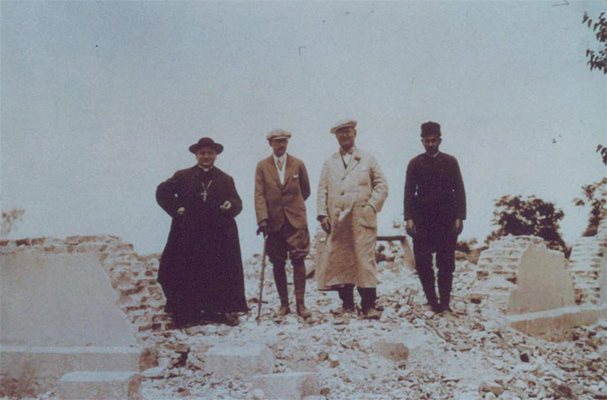 Бъдещият папа - Анжело Ронкали (вляво) и цар Борис III  (вторият от ляво на дясно) отиват в Чирпан след разлушителното земетресение  през 1928 г.  
СНИМКА: АРХИВ НА КАТОЛИЧЕСКАТА ЕКЗАРХИЯ