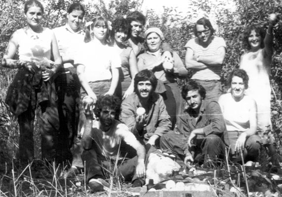 На една от студентските бригади в село Бреница, където берат ябълки (проф. Георги Михов е изправеният в средата).
