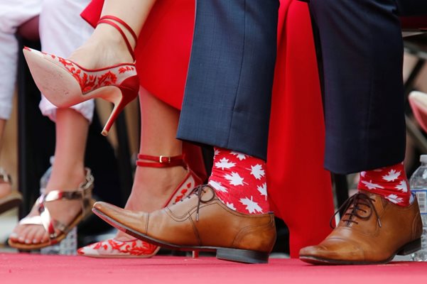 Трюдо има чорапи със символа на Канада - кленови листа.