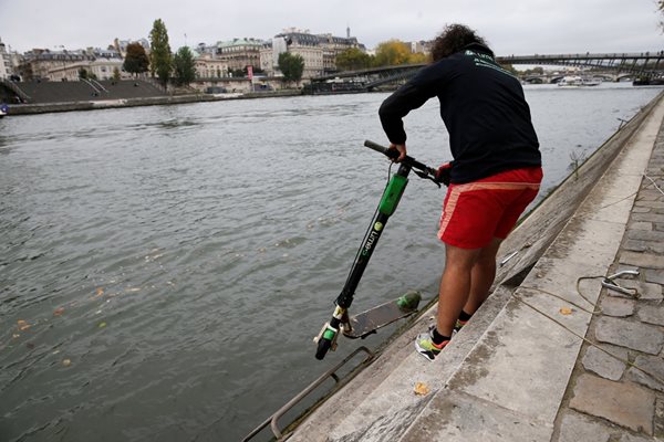 Една от фирмите, които предоставят услугата в Париж, обяви, че само за 3 часа е извадила 15 електрически тротинетки от река Сена.