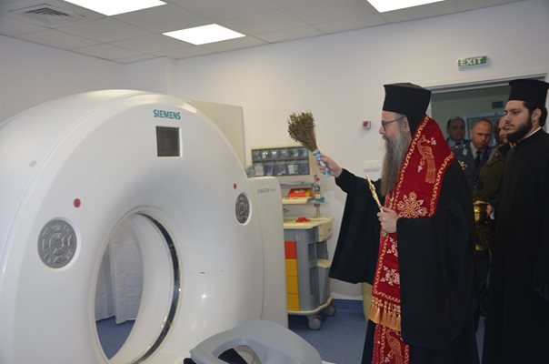 Миналата година пловдивският митрополит Николай освети новия компютърен томограф в болницата