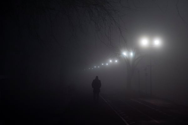 Мъж върви сред гъстата мъгла и смог в Белград. Снимка РОЙТЕРС