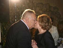 Лидерът на КНСБ д-р Желязко Христов целува министър Масларова, след като я награди за приноса й за запазване на класа за прослужено време.
