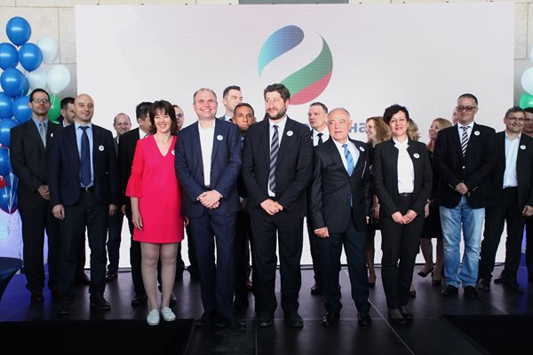 Основните лица на “Демократична България” от трите партии на една сцена при учредяването на обединението през 2018 г.

СНИМКА: ЙОРДАН СИМЕОНОВ