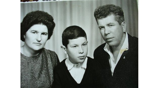 СЕМЕЙСТВО: Машинистката с мъжа си Георги и сина им Димо.