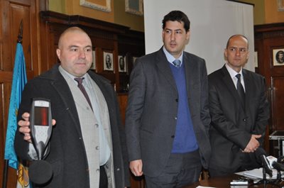 Бившият кмет на Пловдив Иван Тотев и тогавашният шеф на инспектората Владо Илиев (на преден план) се хвалят с шумомера, закупен през 2013 г.
 СНИМКА: Архив