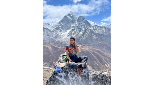 Силвия по време на 8-дневния трекинг към базовия лагер на Еверест. Снимка на фона на първата  голяма хималайска любов - Ама Даблам, който уж отиде да види отблизо през ноември 2021 г., а го покори. 