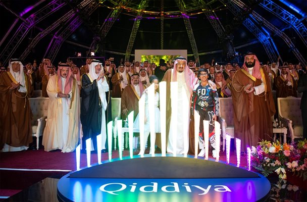 Крал Салман прегръща деца на церемонията за началото на проекта. Вдясно е принц Мохамед бин Салман.
