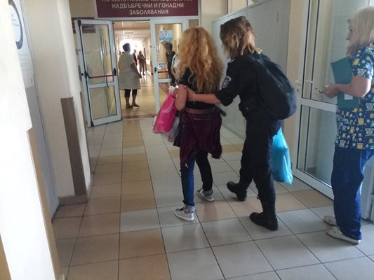 Снимка, на която се вижда как Десислава Иванчева е с пранги на краката в болницата, бе публикувана на фейсбук страницата и? в четвъртък. Оказа се, че тя е от миналата седмица.