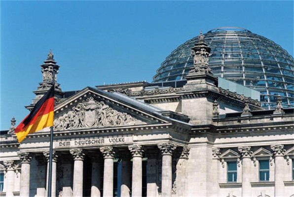 Остъкленият купол на германския парламент е една от най-големите туристически атракции на Берлин и се посещава от 3 милиона души годишно.
Снимка интернет
