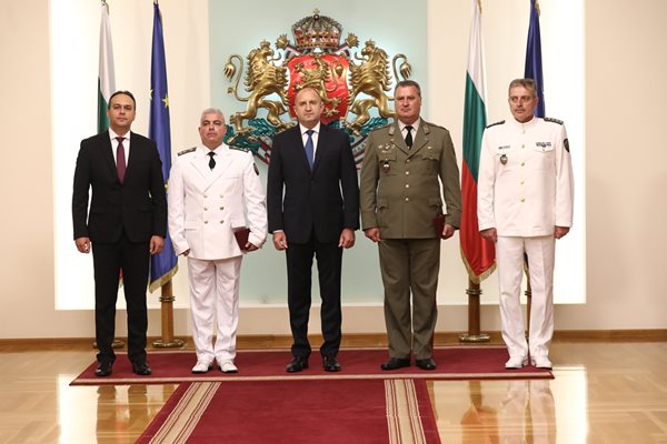 Президентът Румен Радев награди военнослужещи с висши офицерски звания
Снимки: Президентство