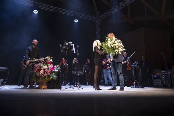 През лятото Лили Иванова изнесе концерт в Стара Загора, където за да я поздрави на сцената излезе кметът на града Живко Тодоров. С тази изява бе открита новата спортна зала на града.
СНИМКИ: ИНА ЯНЕВА