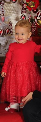 Малката Мая Тодорова от София, която е на 1 г. и 4 м. очаква с усмивка и нетърпение Дядо Коледа да  донесе подарък, защото е била много послушно дете.