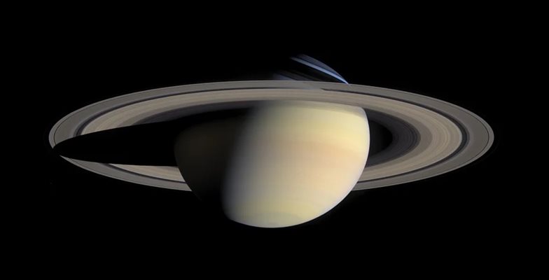 Откритие на НАСА: Пръстените на Сатурн нагряват атмосферата му