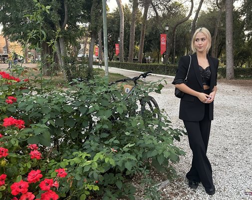 Мария Бакалова в римския парк “Вила Боргезе”.
СНИМКИ: АВТОРЪТ