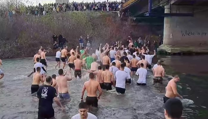 Хвърлянето на кръста на Боговление в река Марица в Пазарджик