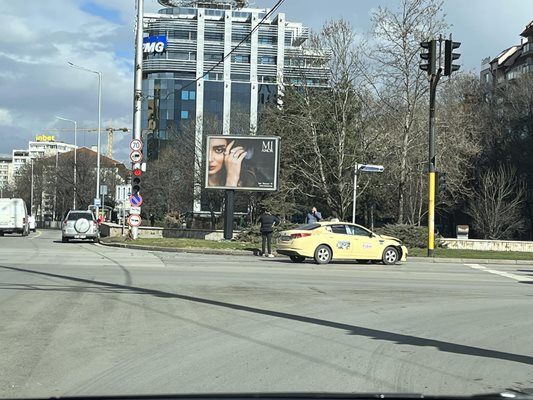 Катастрофа е станала на кръстовището на булевардите "България" и "Гоце Делчев" СНИМКА: Фейсбук/Катастрофи в София