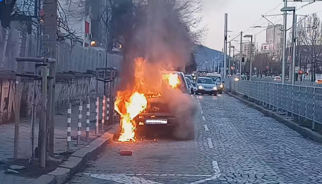 Джип избухна в пламъци в центъра на София (Видео)