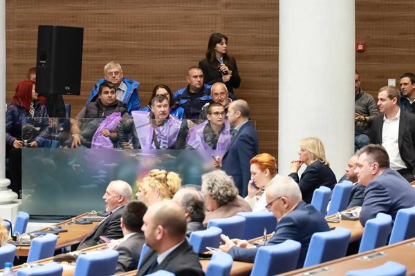 По 200 млн. лв. на година от бюджета за рекултивация на нарушените терени в мини "Марица-изток" гласуваха депутатите в парламента. В залата присъстваха миньори и енергетици, които сушаха дебатите по разискването на проекта на решение.