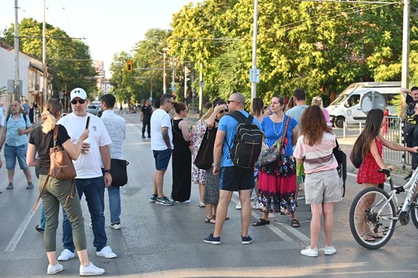 С лозунги „Искаме дървета, не искаме асфалт“ протестиращите затвориха за автомобили ул. "Опълченска" в района на метростанция „Опълченска“