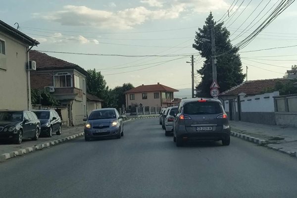 Във всяко село по обходния маршрут се образуват задръствания.