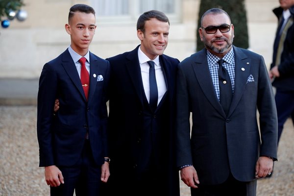 Еманюел Макрон посреща на форума кралят на Мароко Мохамед VI и сина му и престолонаследник принц Мулай Хасан.