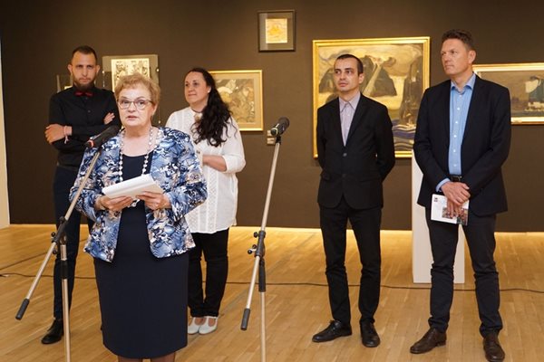 Изложбата откри директорката на СТХГ Аделина Филева. Вдясно зад нея е зам.кметът на Столична община по културните въпроси д-р Тодор Чобанов.