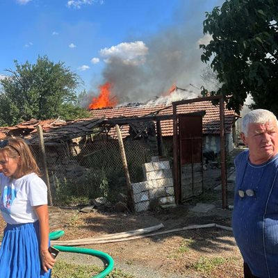 Пожарът в карнобатското село Деветак погълна три къщи

СНИМКА: “24 ЧАСА”