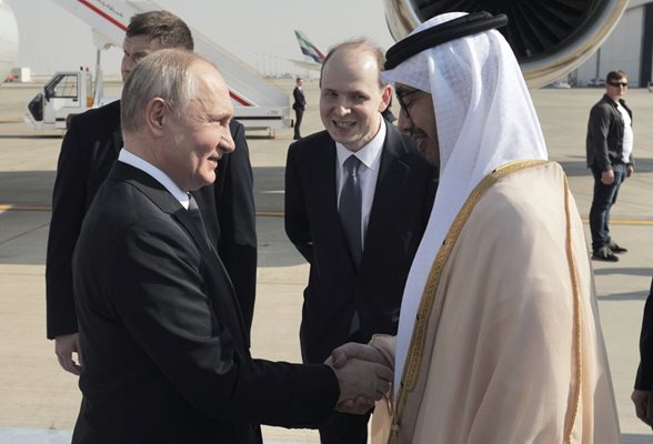 Министърът на външните работи на Обединените арабски емирства Абдула бин Зайед Ал Нахаян посреща днес руския президент Владимир Путин
СНИМКА: Ройтерс