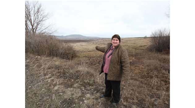 ПРОСТОР: Брезничанката Савка Борисова показва къде ще бъде разположена мината.