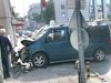 Шофьор влезе в насрещното, заби се в къща в центъра на Пловдив (Снимки)