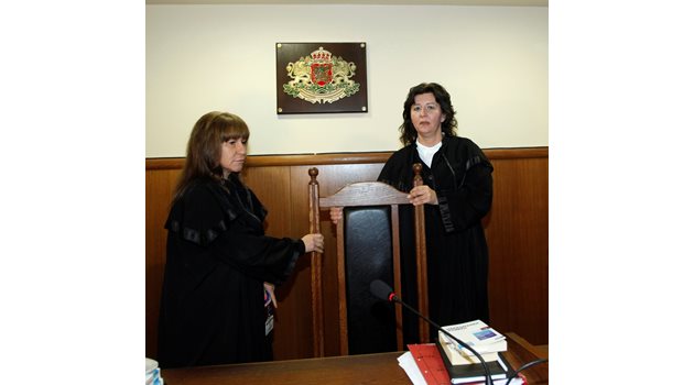 Делото се решава от 5-членен състав на специализирания съд с председател Аделина Иванова (вдясно).