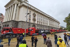 Миналата година фирмите протестираха, докарвайки техника в центъра на столицата. Тогава първоначално МРРБ отказваше плащания с мотив, че бюджетът за пътни ремонти е изразходван.

СНИМКА: ЙОРДАН СИМЕОНОВ

