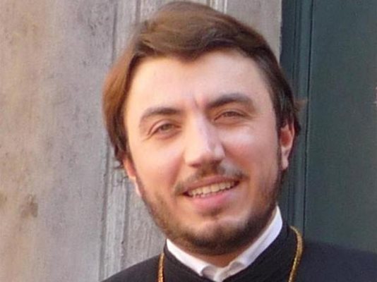 700 българи бранят свещеника си в Рим