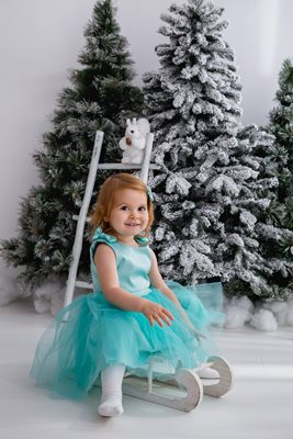 За Коледа Жасмин Йосифова, която е на 2 г. и половина, чака с нетърпение да натрупа много сняг, за да може да се пързаля с шейната, да прави снежни човечета и да скача в преспите.