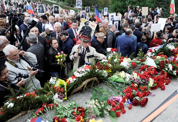 Комунисти през годините се стичат пред монумента да празнуват