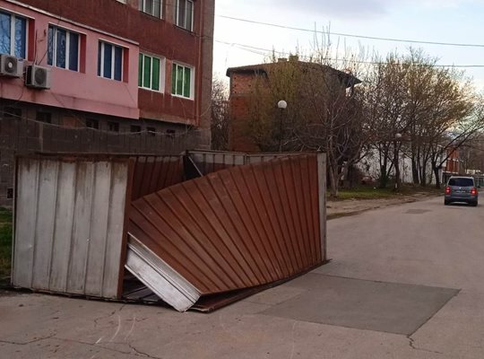 Метална гаражна клетка е преместена от силния вятър Кадри: Фейсбук/ Аз съм от Пазарджик