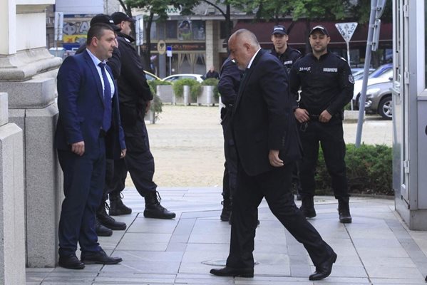 Лидерът на ГЕРБ Бойко  Борисов влиза в парламента за вчерашното заседание.
