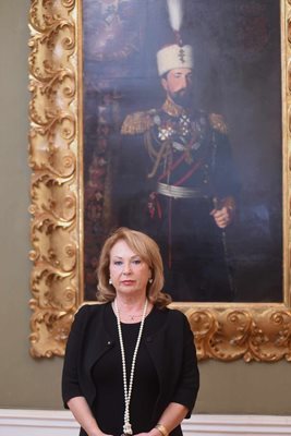 Антонина Стоянова пред портрета на Александър фон Батенберг
СНИМКИ: ВЕЛИСЛАВ НИКОЛОВ