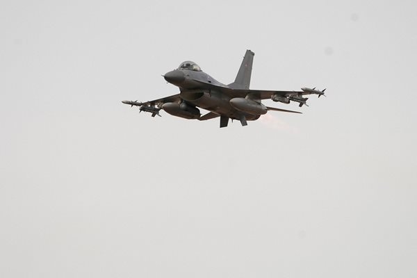 Четири самолета F-16 на турските военновъздушни сили пристигнаха в Румъния